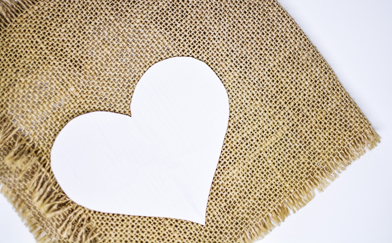 Jute manden naast rustieke houten meubels.