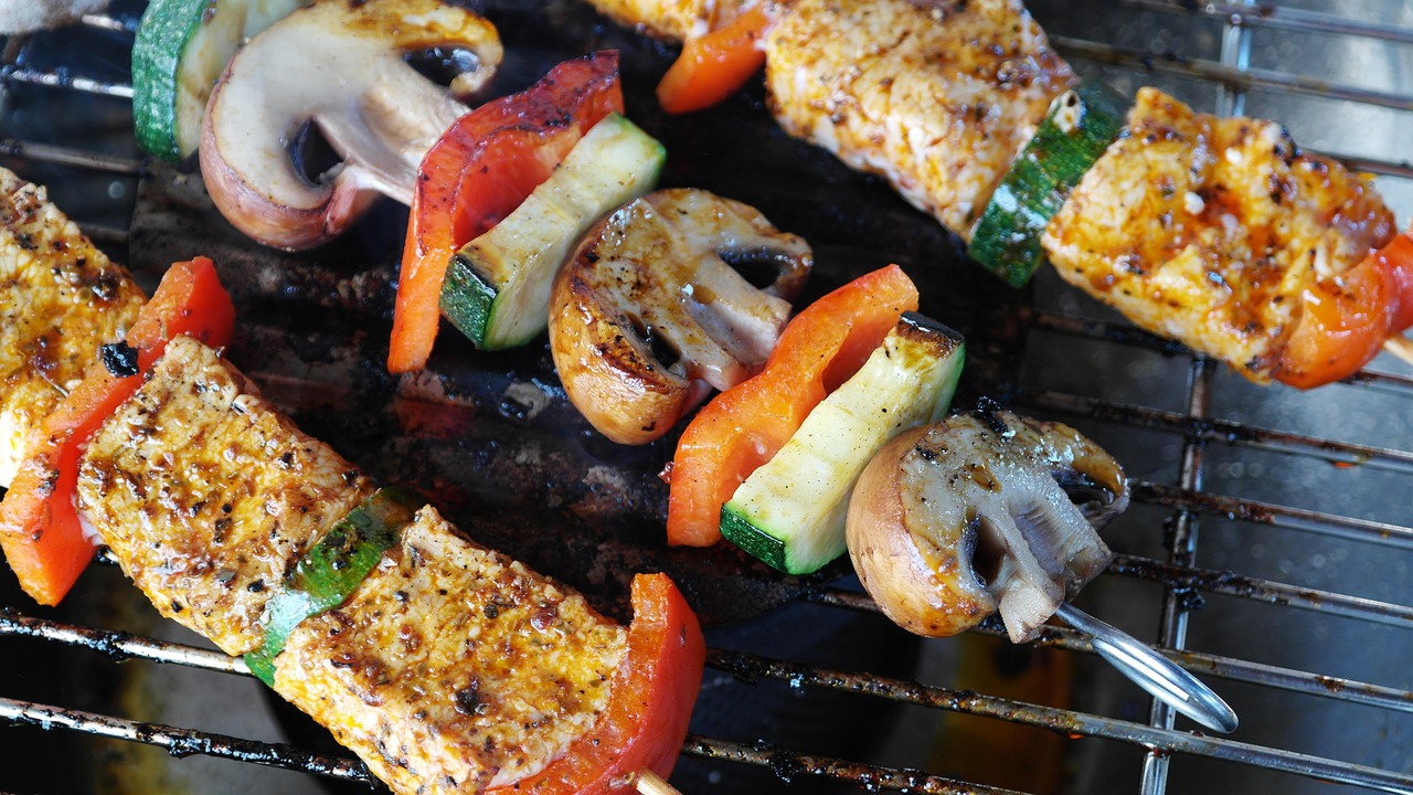 Vlees en groenten op eco-bewuste barbecue.