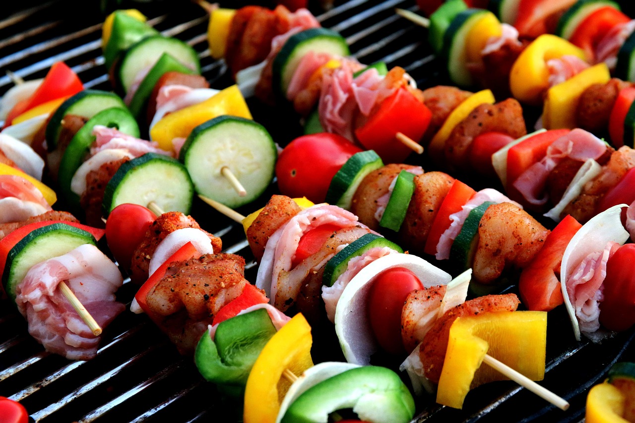 Man barbecuet met duurzame, eco-vriendelijke grill.