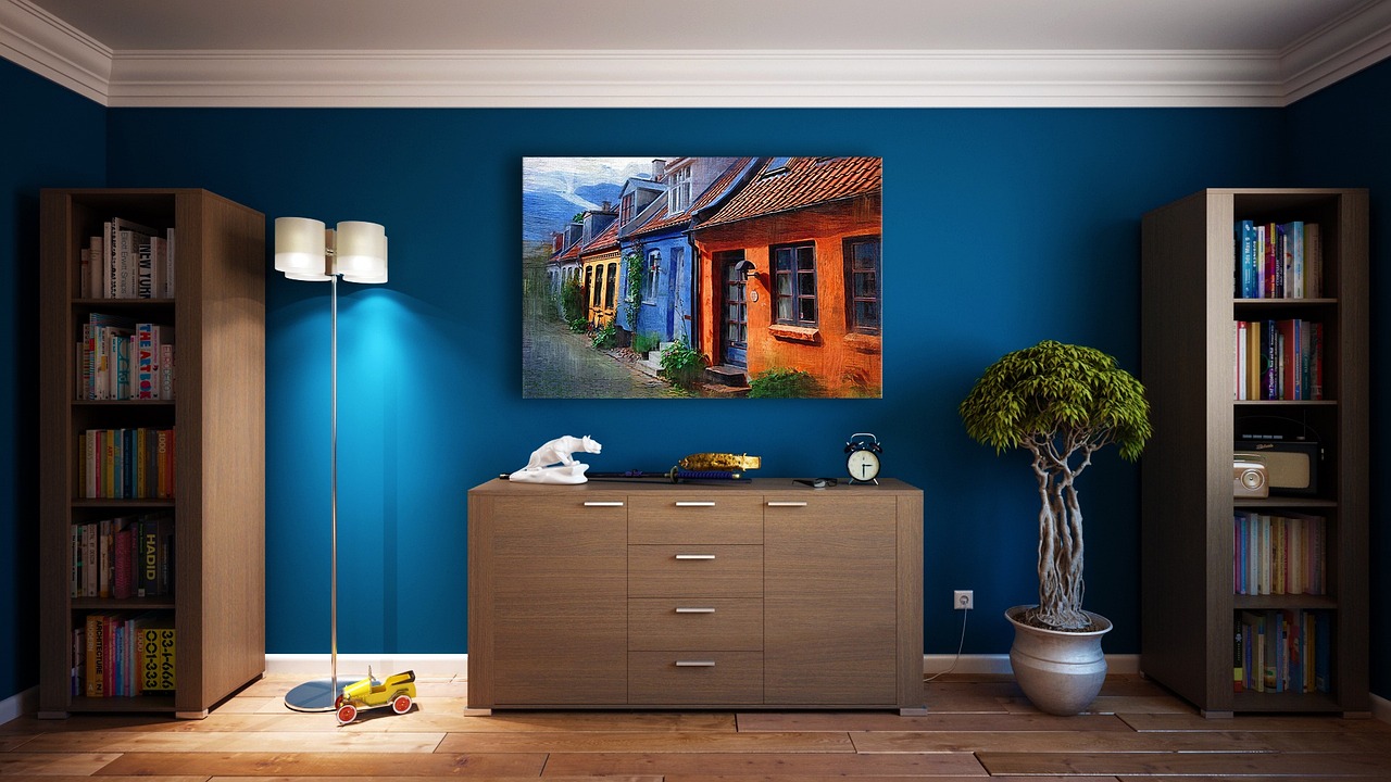 Sfeervol verlichte leeshoek met houten wandlamp.