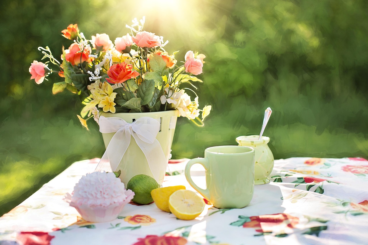 Bohemian picknickkleed met kleurrijke kussens en kaarsen.