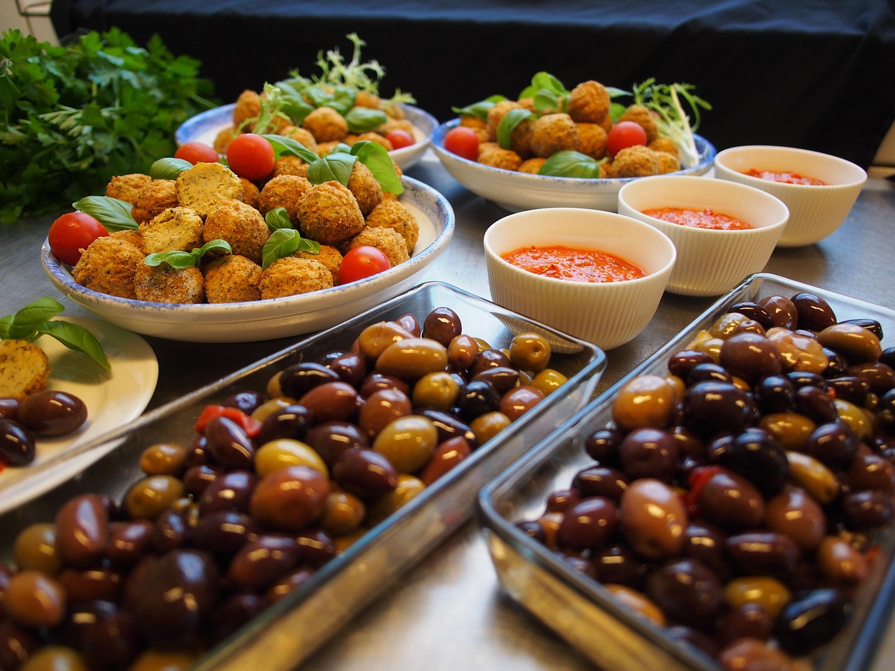 Verschillende tapasgerechten op kleurrijk versierde tafel. Verschillende tapasgerechten op kleurrijk versierde tafel.