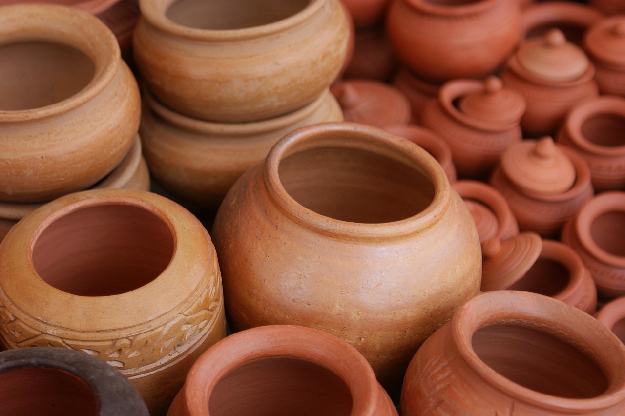 Zomerse woonkamer met terracotta en felle kleuren.