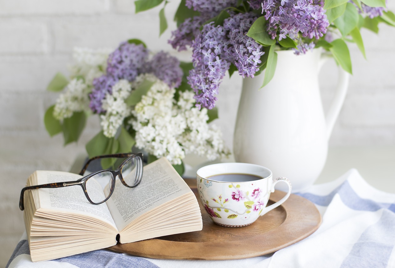 Rustgevende ruimte met lichte, serene decoraties.