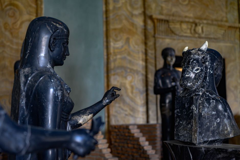 Moderne woonkamer met antieke Griekse sculptuur. Moderne woonkamer met antieke Griekse sculptuur.