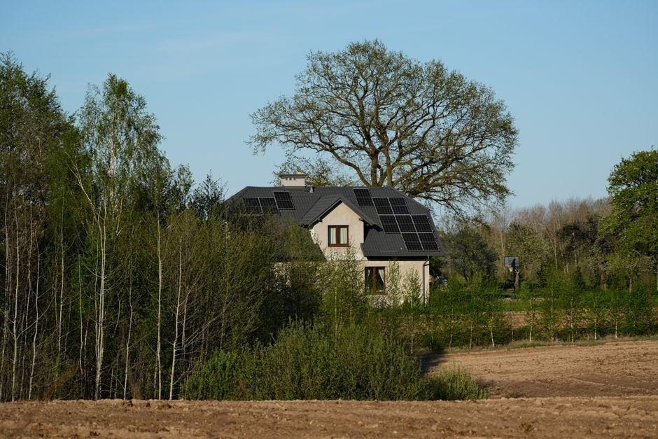 Zonnepanelen op een dak bij zonsondergang. Zonnepanelen op een dak bij zonsondergang.