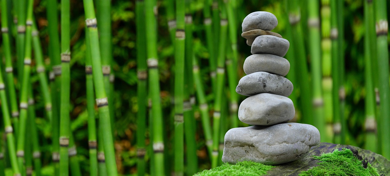 Meditatiehoek met stenen pad en kaarsen.