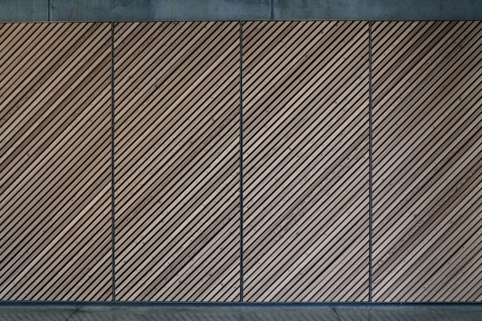 Detail van geluiddempend paneel tegen muur.