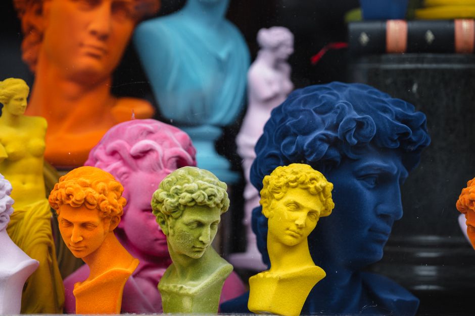 Kleurrijke pop art sculpturen in zomerse achtertuin.