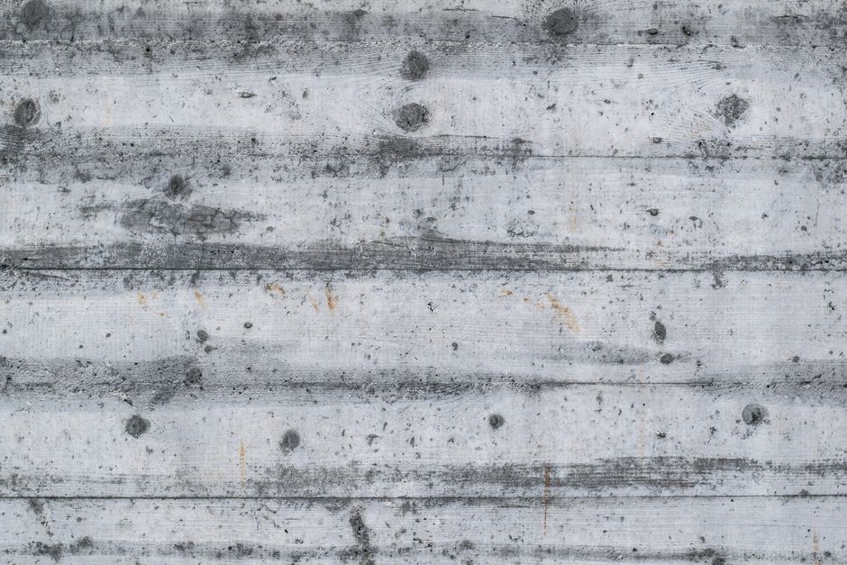 Strakke betonlook schouw met minimalistisch design.