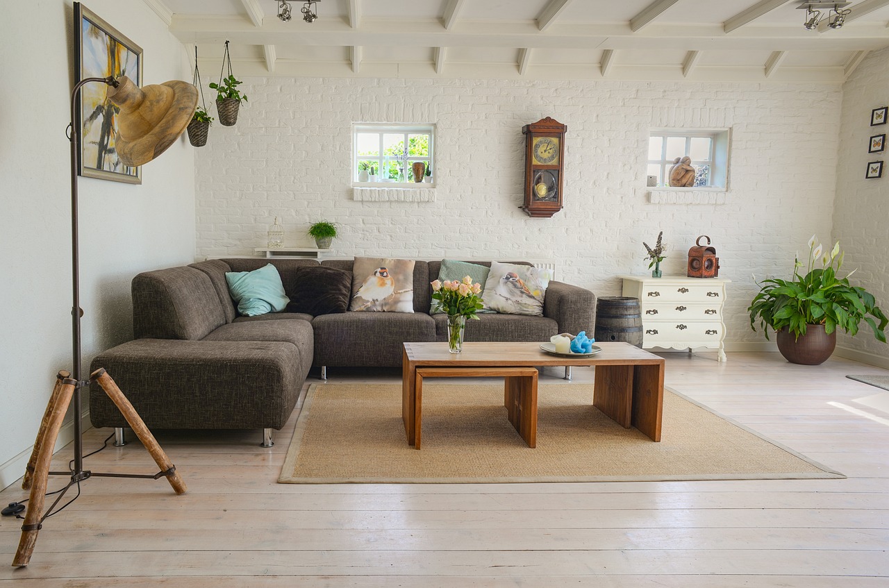 Beige katoenen dekbedovertrek in frisse zomerslaapkamer.