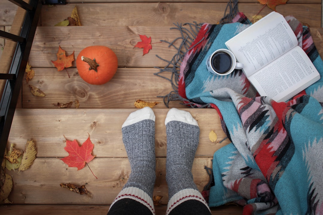 Fotobehang met kleurrijke herfstbladeren in woonkamer. Fotobehang met kleurrijke herfstbladeren in woonkamer.