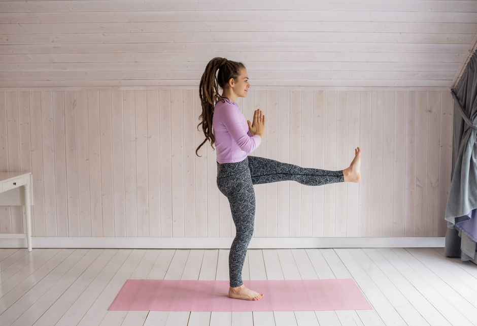 Zen yoga-hoek met bamboematten en lichte tinten.