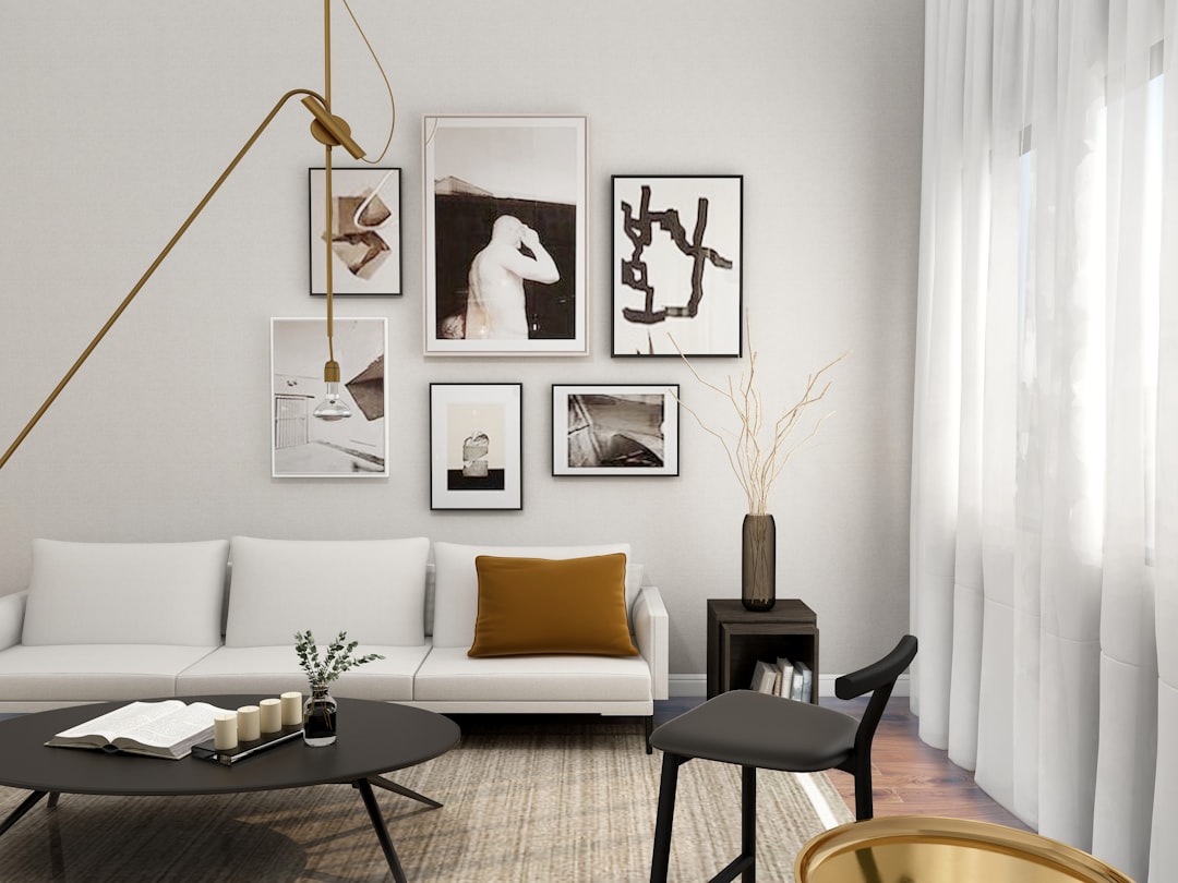 Minimalistische muurdecoratie met abstracte patronen.