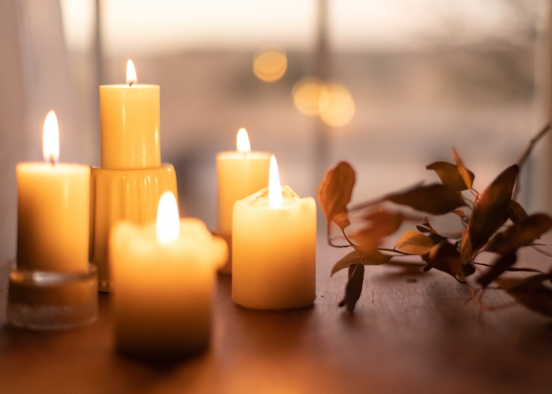 Een kaars met herfstgeur brandt in een woonkamer. Een kaars met herfstgeur brandt in een woonkamer.
