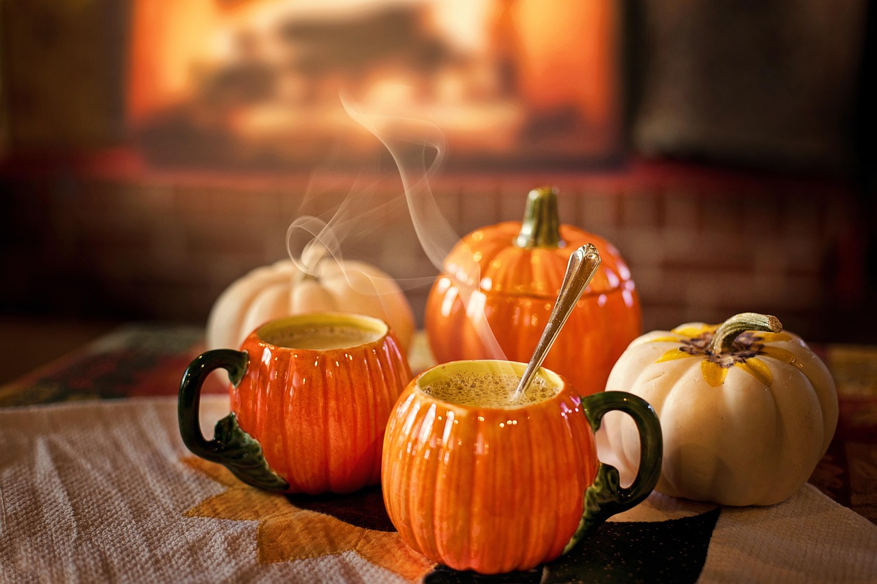 Herfstbladeren en takken vormen kleurrijke knutselwerken.