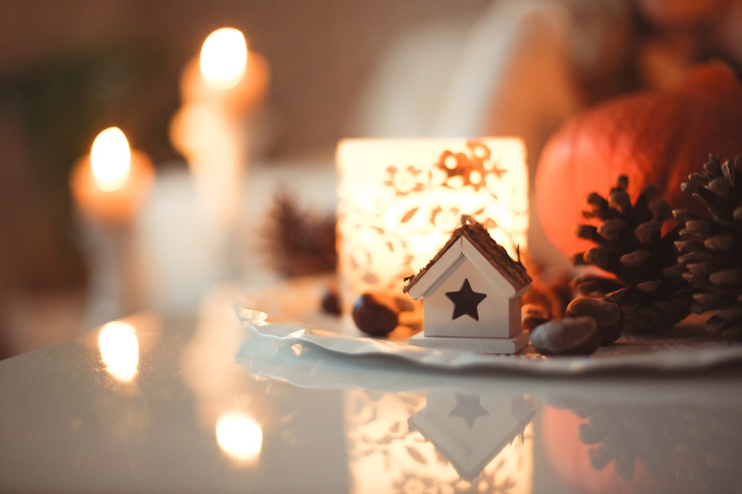 Zomers licht interieur met herfstdecoraties. Zomers licht interieur met herfstdecoraties.
