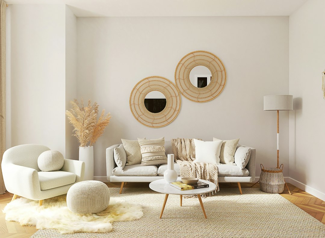 Monochroom herfstinterieur met grijze en bruine tinten.