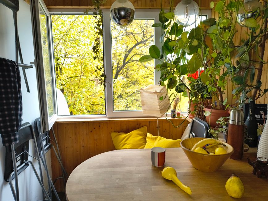 Grijze fauteuil met warme herfsttinten decoraties. Grijze fauteuil met warme herfsttinten decoraties.