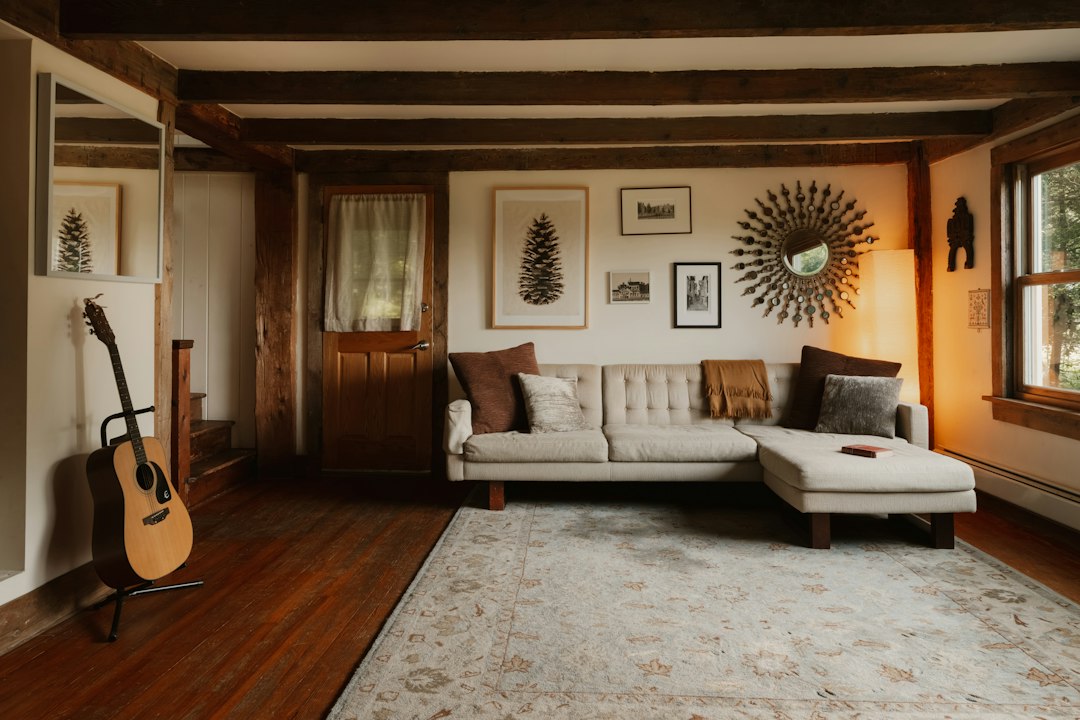 Rustgevende herfst getinte woonkamer met zachte kussens. Rustgevende herfst getinte woonkamer met zachte kussens.