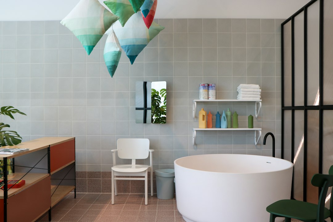 Modern glas schilderij in een vochtige badkamer. Modern glas schilderij in een vochtige badkamer.
