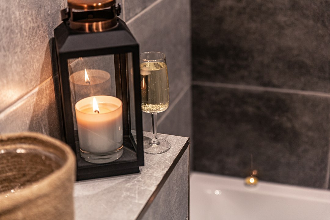 Gezellige badkamer met warme sfeerverlichting. Gezellige badkamer met warme sfeerverlichting.